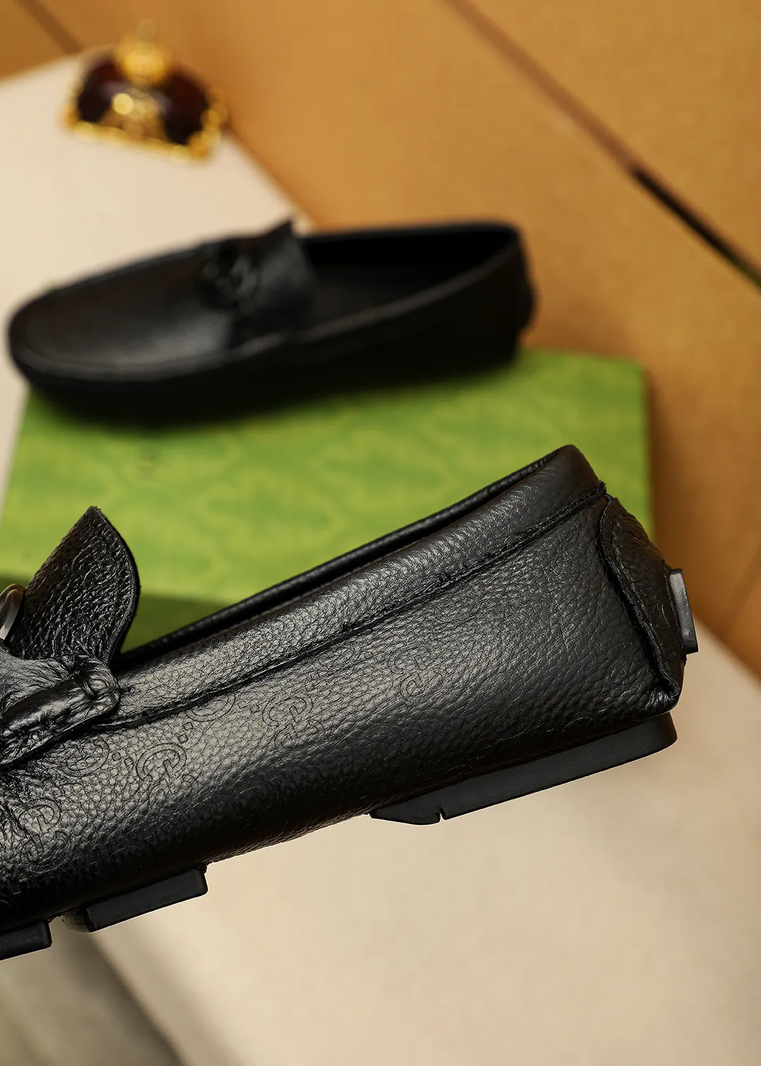 Men's shoes 💰420 💐 Product trademark: GUCCI "Gucci" Doudou shoes Regular size: 38-44 (45🉑️customized) Product materials: Selected imported first-layer calfskin embossed upper + luxury hardware buckle, imported sheep 🐑 leather lining. Strong three-dimensional visual effect, original outsole color: 2 colors available